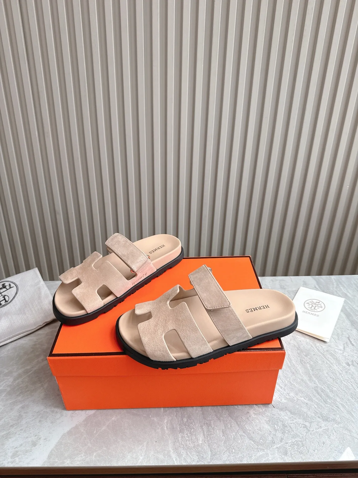 p480🐮🐮Couple model (top version) H family 2024 spring and summer new style HERMES Hermes' recently popular couple model pig nose angle sandals and slippers, paired with various colorful socks, popular. Upper: imported original deerskin (the genuine leather edging is not ordinary super migration). Lining: imported genuine leather. Outsole: Tpu non-slip and wear-resistant outsole. Size: Female 35-42 (40/42 non-returnable and non-exchangeable) Male size: 39-45 (45 non-refundable and non-exchangeable)